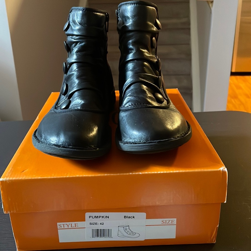 Miz Mooz Shoes, Pumpkin. Size 42. Color black. Good condition.